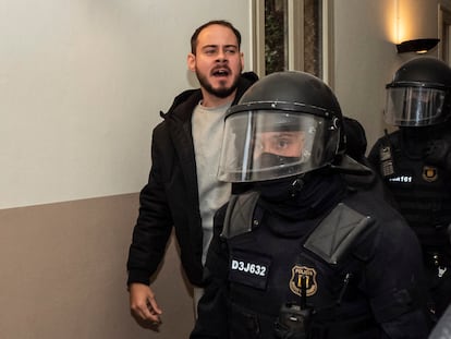 Pablo Hasél, rodeado de policías en uno de los pasillos de la Universidad de Lleida.