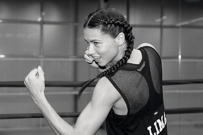 La modelo Adriana Lima practicando boxeo.