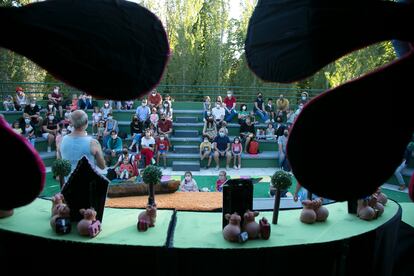 El público asistente al Teatro de Títeres de El Retiro el pasado sábado, visto tras el escenario.