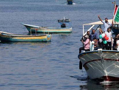 Un grupo de palestinos en un acto de solidaridad con la flotilla, el mi&eacute;rcoles en el puerto de Gaza.