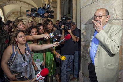 Millet, rodeado de periodistas, en el Parlamento de Cataluña el mes pasado.