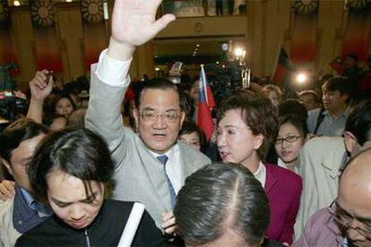 Lien Chan, líder del opositor Kuomintang, saluda a sus seguidores tras conocerse la victoria nacionalista.