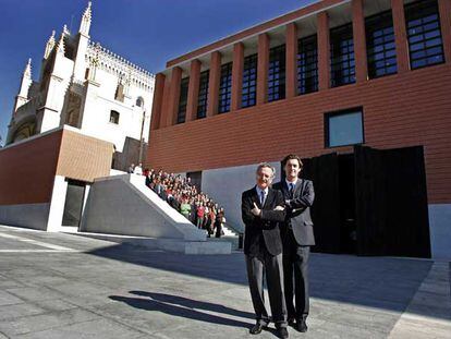 EL PAÍS reunió ayer al arquitecto Rafael Moneo (izquierda) y Miguel Zugaza, director del Museo del Prado, para una foto única. Ambos posaron junto a un grupo de trabajadores de la pinacoteca unos días antes de la apertura al público de la ampliación.