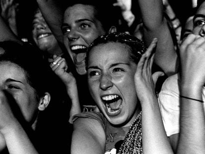Varias adolescente, gritan durante un concierto de Alejandro Sanz en 1998.