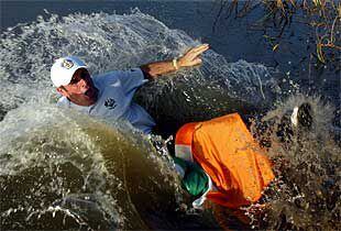 El irlandés Paul McGinley, tras arrojarse al agua.