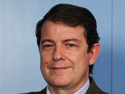Detalle de las manos del actual presidente de la Junta de Castilla y León y candidato del PP a la reelección, Alfonso Fernández Mañueco, durante una entrevista con Europa Press, a 28 de enero de 2022, en Salamanca, Castilla y León (España). Mañueco fue alcalde de Salamanca entre 2011 y 2018, y ostenta el cargo de presidente de la Junta de Castilla y León desde 2019 y del Partido Popular de Castilla y León desde 2017. En las elecciones del próximo 13 de febrero, Mañueco aspira obtener la mayoría absoluta de votos para gobernar sin el apoyo de otras formaciones políticas.
30 ENERO 2022
Manuel Laya / Europa Press
30/01/2022