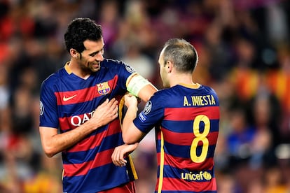 Iniesta cede a Busquets el brazalete de capitán, en un partido de la Champions League entre el Barcelona y el Bate Barisov bielorruso, en noviembre de 2015.
