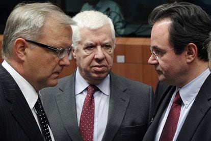 El comisario Olli Rehn (izquierda), junto a los ministros portugués, Fernando Teixeira dos Santos, y griego, Yorgos Papaconstantinou.