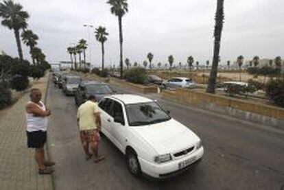 Conductores afectados por los controles aduaneros, esperan en la L&iacute;nea de la Concepci&oacute;n para cruzar a Gibraltar.