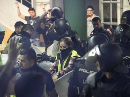La policía interviene en el centro Ramon Llull de Barcelona el 1-O. En vídeo, el día del referéndum resumido en cuatro minutos.