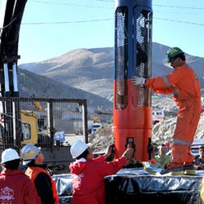 Trabajadores mueven la cápsula diseñada para rescatar a los mineros.