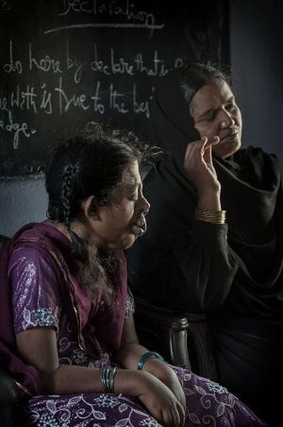 Gulab, junto a su madre, en el instituto de Anantapur donde estudia para ser profesora.