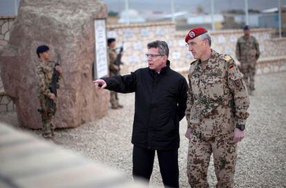 El ministro de Defensa alemán, Thomas de Maizière, junto al jefe de las tropas de la OTAN en el norte de Afganistán durante una visita el pasado martes a la ciudad de Mazar-i-Sharif.