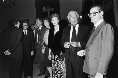 Furio Colombo (segundo por la izquierda), Umberto Agnelli (mirando a Colombo), Allegra Caracciolo, Marella Agnelli, Gianni Agnelli y Cesar Romiti en una fiesta de Fiat en 1985.