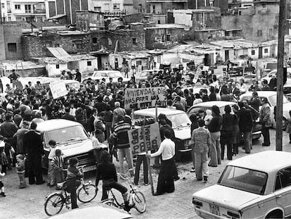 Manifestación vecinal en el barrio de Prosperitat en demanda de viviendas para los barraquistas del barrio.