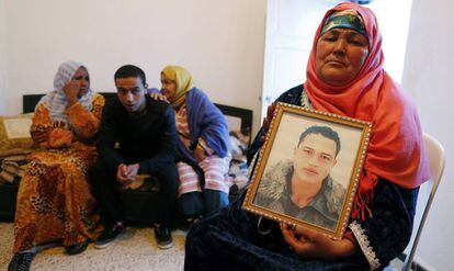 La madre y hermanos de Anis Amri, sospechoso por el atentado de Berlín, en su casa de Ueslatia (Túnez), este jueves.