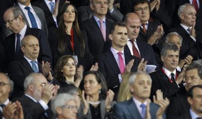 El príncipe Felipe aplaude el himno.