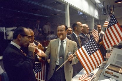 Miembros de la NASA y del Centro de Naves Tripuladas (MSC) celebran junto a los controladores aéreos el éxito de la misión del Apolo 11, en el Centro de Control de Misiones de la NASA en Houston, Texas, el 24 de julio de 1969.