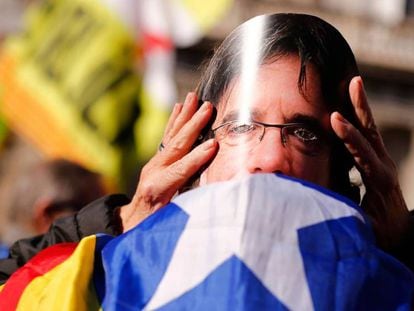 Un hombre con una máscara que representa a Carles Puigdemont este martes en Barcelona. / Vídeo: Tensión en las inmediaciones del Parlament entre unionistas e independentistas.