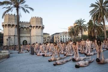 Otro instante de la acción de Tunick en Valencia.