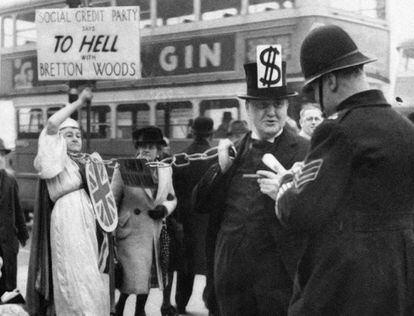 Protestas en Londres contra los acuerdos de Bretton Woods, en 1945.
