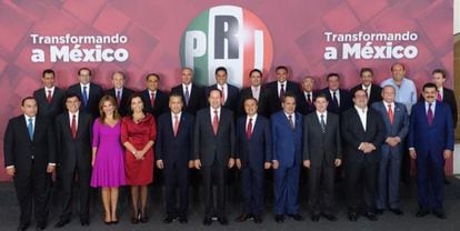 Manlio Fabio Beltrones (quinto por la izquierda en la fila de abajo), con Carolina Monroy y gobernadores del PRI.