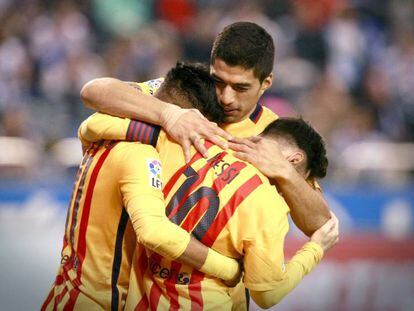 Luis Su&aacute;rez abraza a Neymar y Messi en Riazor.