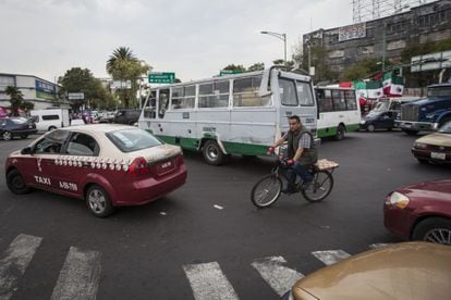 Un ciclista pasa entre vehículos en México DF.