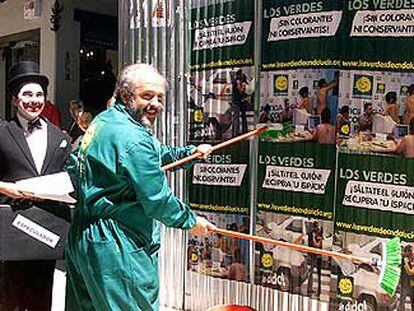 Francisco Garrido en la pegada de  carteles