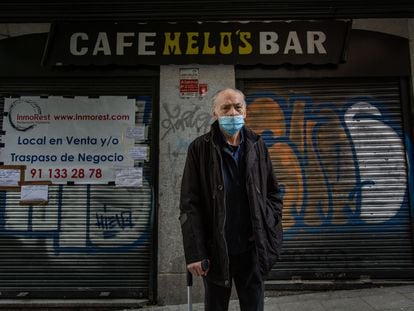 José Ramón Álvarez Alonso, dueño del Café Melos Bar en el barrio de Lavapies de Madrid. 21 de octubre, 2020. Foto: Saúl Ruiz.