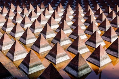 Obra "País de volcanes" de Vicente Rojo, instalada en la Secretaría de Relaciones Exteriores en Ciudad de México.