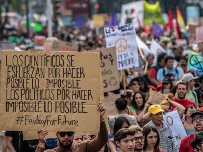 En foto, la marcha avanza sobre la avenida Reforma en Ciudad de México. En vídeo, crónica de la manifestación celebrada en Brasil.