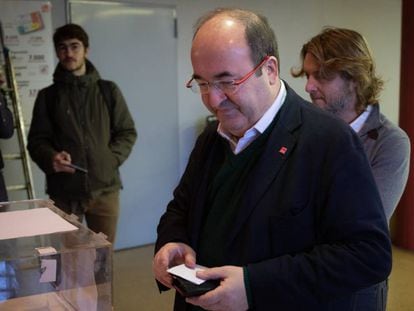 El primer secretario del PSC, Miquel Iceta, vota en la consulta a la militancia del pasado sábado. En vídeo, declaraciones del secretario de Organización del PSC, Salvador Illa.