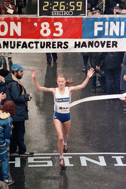 La noruega Grete Waitz cruza la línea de meta del maratón de Nueva York de 1983.