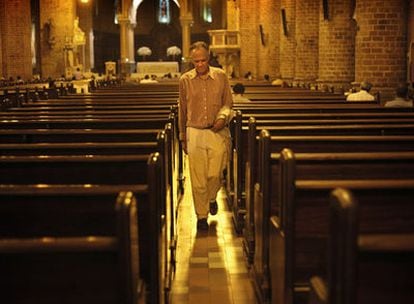 Fernando Vallejo, fotografiado en la catedral de Medellín, uno de los escenarios de su nuevo libro, <i>El don de la vida.</i>