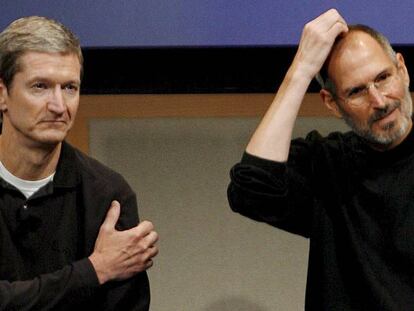 Tim Cook (izquierda) y Steve Jobs (derecha).