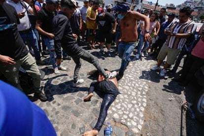 Una turba golpea a Ana Rosa Díaz después de ser señalada como sospechosa de la muerte de Camila Gómez.