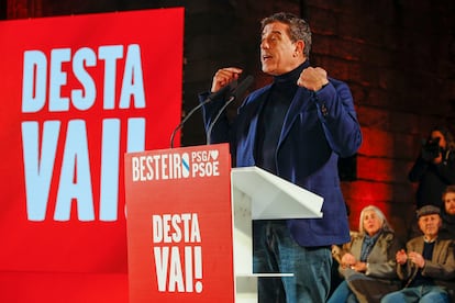 El candidato socialista a la presidencia de la Xunta, José Ramón Gómez Besteiro, participa en el acto de inicio de campaña, este jueves en la plaza de Santamaría, en Lugo. 