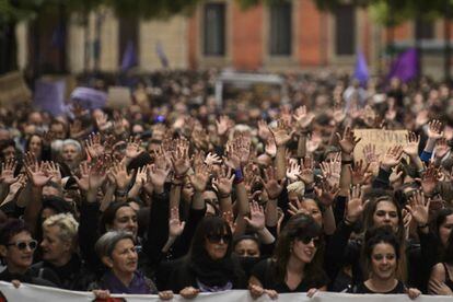 Miles de personas se manifiestan en Pamplona en contra de la sentencia de “La Manada”. 