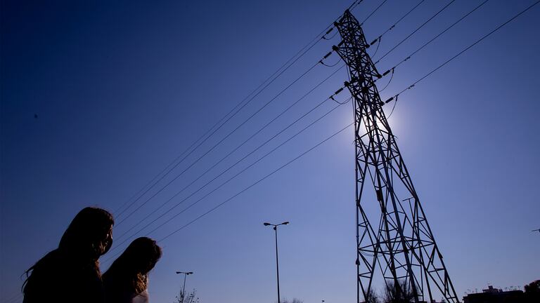 Poste de un tendido eléctrico, en las inmediaciones del barrio sevillano de Tablada.