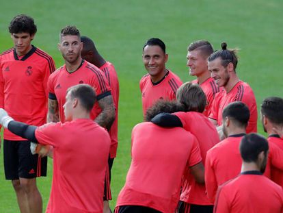 Sergio Ramos, junto a Navas, Kroos, Bale, Vallejo y el resto de compañeros, en el entrenamiento en el estadio de Tallin.