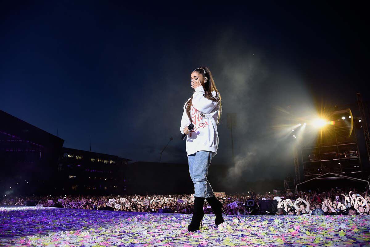 Ariana Grande contiene las lágrimas en el concierto benéfico de Manchester.