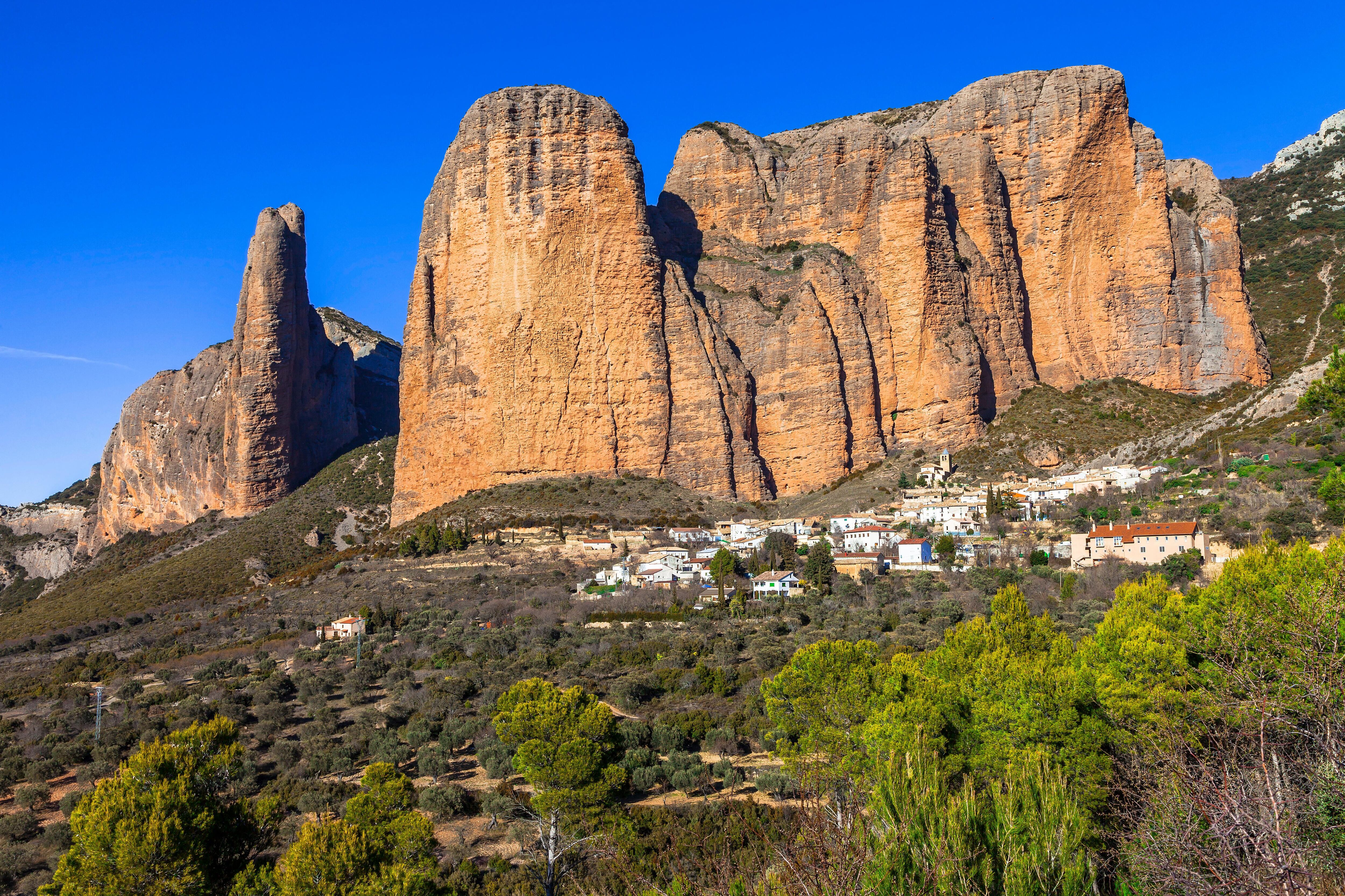 Los mallos de Riglos, unos pináculos de roca conglomerada de hasta 275 metros de altura en la provincia de Huesca. 