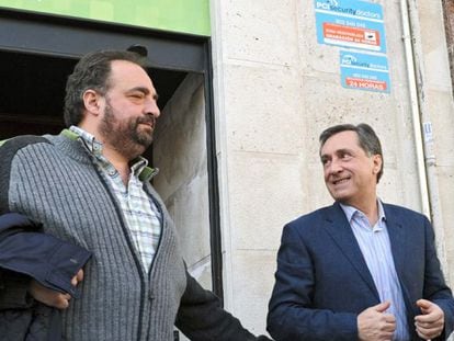 Agirre (a la derecha), es saludado por el exconsejero de Agricultura Gonzalo Sánez de Samaniego, ayer en Vitoria.
