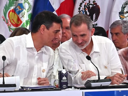 Pedro Sánchez conversa con el rey Felipe VI en la Cumbre Iberoamericana.