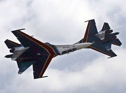 Dos cazas SU-27 se cruzan durante una demostración aérea el 29 de abril de 2006