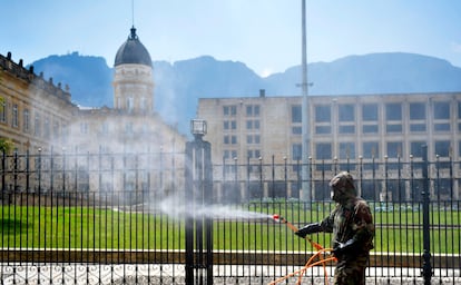 Personal militar desinfecta la residencia oficial del presidente de Colombia, en Bogotá.