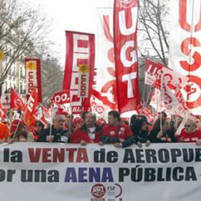 Manifestación en Madrid de trabajadores de Aeropuertos Españoles y Navegación Aérea (AENA) en España contra la privatización de la empresa.