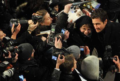 El actor estadounidense, Jake Gyllenhaal, posa con sus fans ante los fotógrafos en la 'premier' de la película 'Adieux à la Reine'.