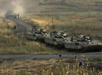 Varios carros de combate israelíes regresan de unas maniobras en los Altos del Golán el pasado miércoles.